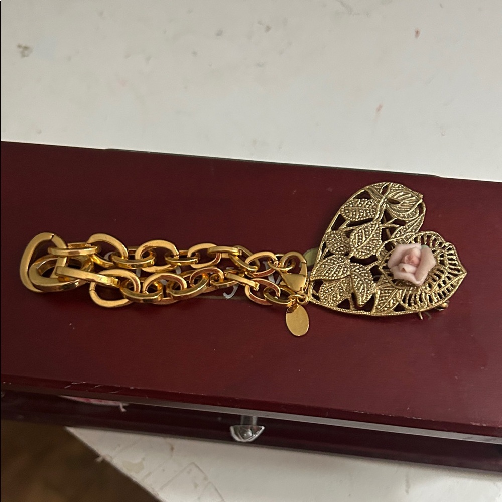 R & M Richards Gold Heart Brooch with Pink Rose